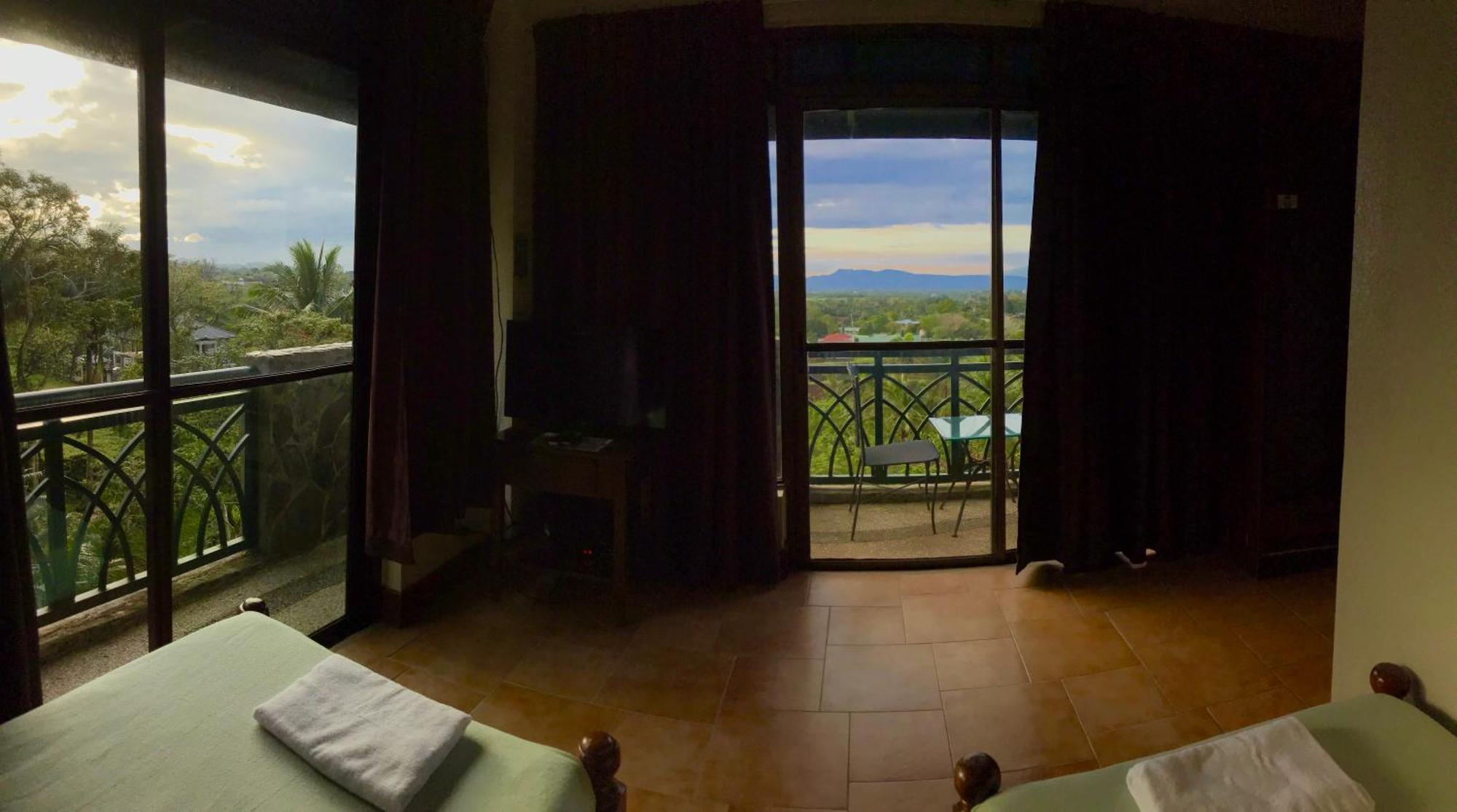 Mc Mountain Home Tagaytay City Room photo